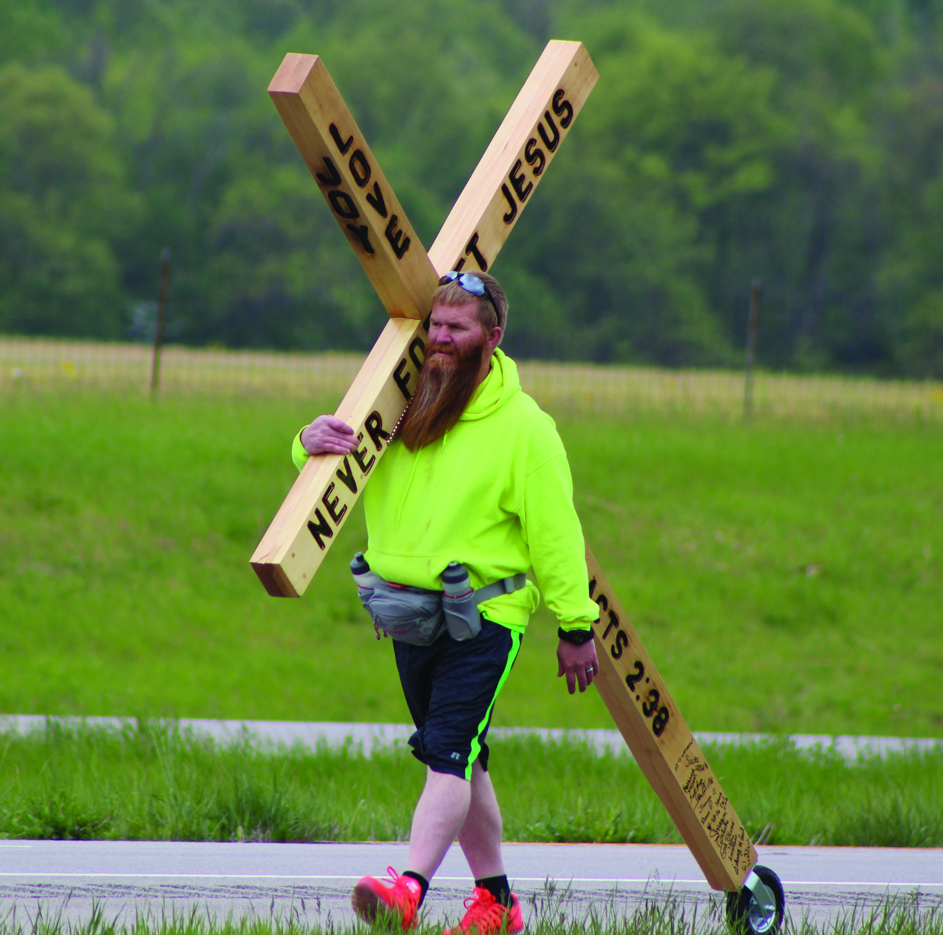 39-year old Jeremiah Wagner is on a cross-country trek, carrying this cross. Photo by Patricia Beech.