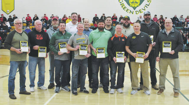 Inducted into the NAHS Athletic Hall of Fame was teh 1996 Final Four Boys Basketball Squad. From left,Assistant Coach Dave Davis. Assistant Coach Jeff Copas, Mark Williams, Aaron Tolle, Assistant Coach Rob Meade, Dusty Campbell, Kenny Wilmoth, Tony Sparks, Matt Martin, Corey Campbell, Kevin Pence, Nathan Copas, Jeremy Basford, and Jeremy Noble. Absent from the photo were Aaron Haslam and Troy Storer. (Photo by Tim Daulton)