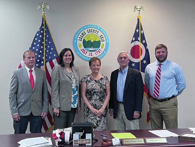 129782416_web1_CommMeetiing
Commissioners Kelly Jones, Barbara Moore and Diane Ward, Congressman Brad Wenstrup, and Economic and Community Development Director Paul Worley. (Photo by Sherry Larson)