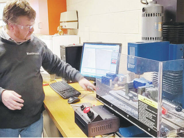 130533725_web1_Engineering
SSCC Associate Professor Jim Barnett instructs students on computer numerical control (CNC) programming and machining during a lab exercise. Students enrolled in the program will learn how to work with this type of equipment and more.