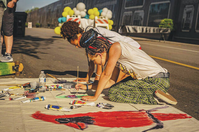 <p>Artists creating art (Photo by Edwin Martell)</p>