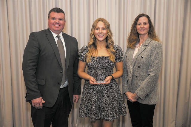 131481501_web1_2025-FBW_Alanna-Mays_North-Adams-HS
Pictured, from left, Mr. Curt Bradshaw, SOESC Superintendent; Ms. Alanna Mays, Adams County recipient; and Ms. Marie Ward, 2024-25 OESCA President.