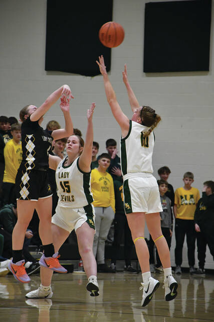 <p>As it normally does, the North Adams defense caused havoc for their opponent. Here, Lady Devils’ Elizabeth Raines (15) and Tenzlee Bruns (10) double up on Lynchburg’s Joslyn Rockey. (Photo by Mark Carpenter)</p>