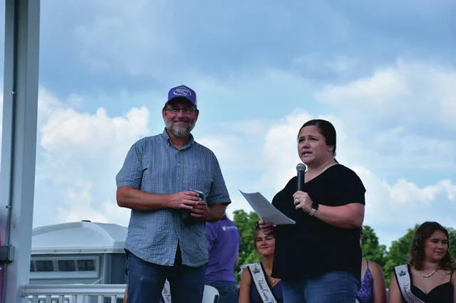 4-h Advisory Committee member Hannah Scott, right, presents the Friend of 4-H Award to Mark Wickerham. (Photo by Mark Carpenter)