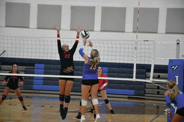 Manchesters Peyton Hayslip rises for a return as the Lady Hounds faced off with Eastern Brown in the August 7 SHAC Volleyball Preview. (Photo by Mark Carpenter)
